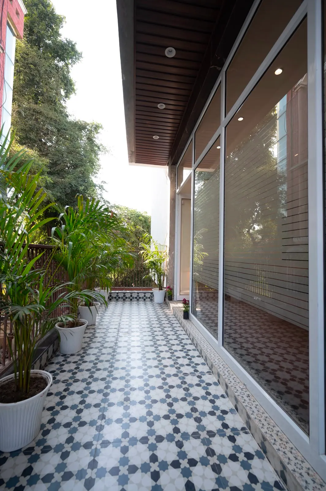 Parking & courtyard
